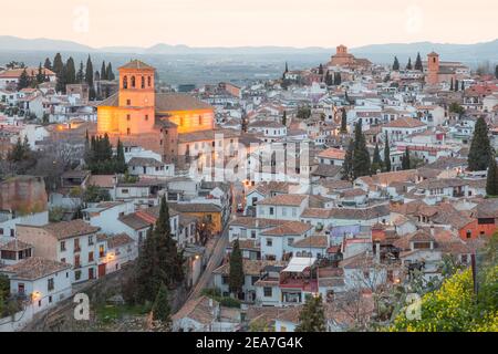 La vieille ville coucher de soleil vue sur les toits de terre cuite et l'église de San Salvador dans le quartier historique mauresque ou arabe (albaicin) à Grenade, an Banque D'Images