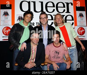 Jai Rodriguez, Ted Allen, Carson Kressley, Kyan Douglas et Thom Filicia, les membres de la chaîne de télévision à succès Quier Eye pour The Straight Guy, ont signé le vendredi 13 février 2004 des copies de la bande-son du spectacle de Virgin Megastore Union Square à New York. (Photo : Jai Rodriguez, Ted Allen, Carson Kressley, Kyan Douglas, Thom Filicia). Photo de Nicolas Khayat/ABACA. Banque D'Images