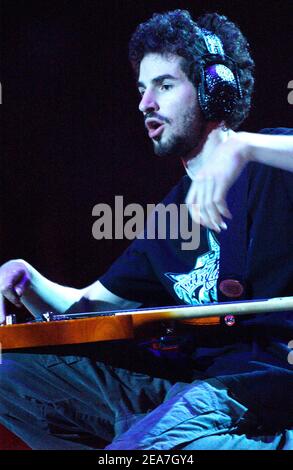 © Tim Mosenfelder/ABACA. 56163-2. San Jose-CA-USA, 16 février 2004. Brad Delson de Linkin Park exécutant une partie de l'événement Meteora Worldwide Tour 2004 des groupes, qui s'est tenu au HP Pavilion à San Jose CA le 16 février 2004. Banque D'Images