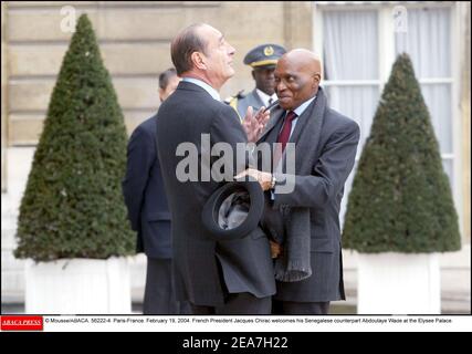 © Mousse/ABACA. 56222-4. Paris-France. 19 février 2004. Le Président français Jacques Chirac accueille son homologue sénégalais Abdoulaye Wade à l'Elysée. Banque D'Images