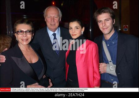 © Serge Arnal/ABACA. 56246-8. Paris-France, le 19 février 2004. Marina Doria, le Prince Victor Emmanuel de Savoie et Clotilde Courau et Emmanuel Philibert de Savoie à l'après-midi de la première partie pour la pièce la profession de Madame Warren à l'Etoile. Banque D'Images