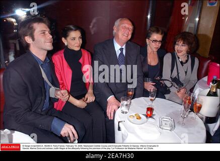 © Serge Arnal/ABACA. 56246-9. Paris-France, le 19 février 2004. Clotilde Courau et Emmanuel Philibert de Savoie, Prince Victor Emmanuel de Savoie, Marina Doria et actrice Judith Magre après-partie après la première de la pièce la profession de Madame Warren à l'Etoile. Banque D'Images