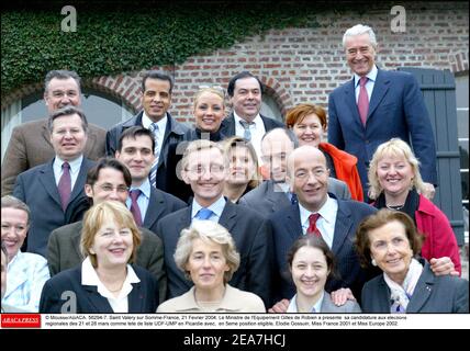 © Mousse/ABACA. 56294-7. Saint Valery sur somme-France, 21 Fevrier 2004. Le Ministre de l'équipement Gilles de Robien a presente sa candidature aux élections régionales des 21 et 28 mars comme tete de liste UDF-UMP en Picardie avec, en 5eme poste éligible, Elodie Gossuin, Miss France 2001 et Miss Europe 2002. Banque D'Images