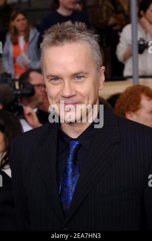 Tim Robbins arrive aux Screen Actor's Guild Awards de 2004 qui se tiennent au Shrine Theatre de Los Angeles, en Californie. 22 février 2004. Photo de Lionel Hahn/ABACA (photo : Tim Robbins) Banque D'Images