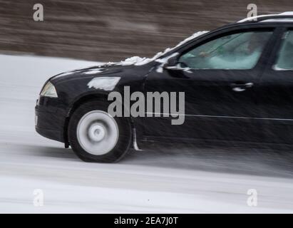 Bad Oeynhausen, Allemagne. 08 février 2021. Les voitures circulent sur la route fédérale enneigée B61. Après le début de l'hiver, le grand froid arrive en Rhénanie-du-Nord-Westphalie. Selon les prévisions du service météorologique allemand à partir de lundi, les températures ne s'élèveront pas au-dessus de zéro degré même pendant la journée jusqu'au week-end (13./14.02.2021). Crédit : Lino Mirgeler/dpa/Alay Live News Banque D'Images