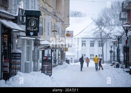 Bad Oeynhausen, Allemagne. 08 février 2021. Seulement quelques personnes marchent dans le centre-ville enneigé. Après le début de l'hiver, le grand froid arrive en Rhénanie-du-Nord-Westphalie. Selon les prévisions du service météorologique allemand à partir de lundi, les températures ne s'élèveront pas au-dessus de zéro degré même pendant la journée jusqu'au week-end (13./14.02.2021). Crédit : Lino Mirgeler/dpa/Alay Live News Banque D'Images