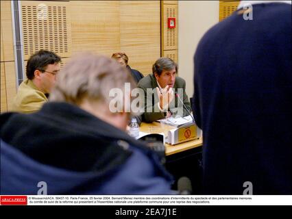 © Mousse/ABACA. 56437-10. Paris-France, 25 fevrier 2004. Bernard Menez membre des coordinations d'intermittents du spectacle et des parlementaires membres du comite de suivi de la reforme qui presentent a l'Assemblée nationale une commune plate-forme pour une reprise des négociations. Banque D'Images