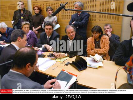 © Mousse/ABACA. 56437-6. Paris-France, 25 fevrier 2004. François Hollande (PS), Noel Mamere (Verts), Anne Hidalgo (PS) mémoires des coordinations d'intermittents du spectacle et des parlementaires mémoires du comite de suivi de la reforme qui présente une assemblée nationale une plate-forme commune commune une reprise des négociations pour les négociations. Banque D'Images