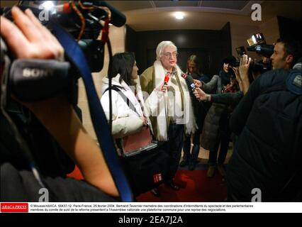 © Mousse/ABACA. 56437-12. Paris-France, 25 fevrier 2004. Bertrand Tavernier membre des coordinations d'intermittents du spectacle et des parlementaires membres du comite de suivi de la reforme presentent a l'Assemblée nationale une plateforme commune pour une reprise des négociations. Banque D'Images