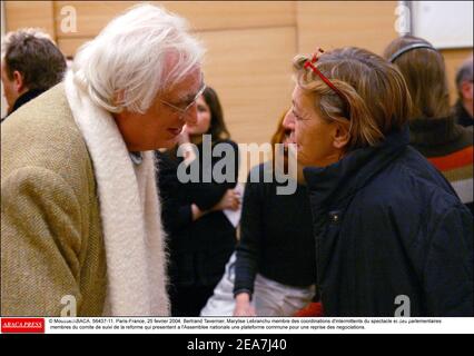 © Mousse/ABACA. 56437-11. Paris-France, 25 fevrier 2004. Bertrand Tavernier, Marylise Lebranchu membre des coordinations d'intermittents du spectacle et des parlementaires membres du comite de suivi de la reforme qui présente une assemblée nationale une plateforme commune pour une reprise des négociations. Banque D'Images