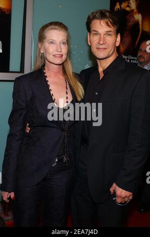 © Lionel Hahn/ABACA. 56428-7. Los Angeles-CA-USA, 24 février 2004. Patrick Swayze et la femme Lisa Niemi participent à la première mondiale de Dirty Dancing: Havana Nights au Arclight Cinerama Dome. Banque D'Images