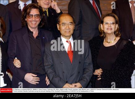 © Giancarlo Gorassini/ABACA. 56464-3. Paris-France, le 26 février 2004. (De droite à gauche) musicien français Jean-Michel Jarre, Directeur général de l'UNESCO Kochiro Matsuura, actrice française Claudia Cardinale lors de la réunion annuelle des Ambassadeurs de bonne volonté de l'UNESCO à son siège à Paris. Banque D'Images