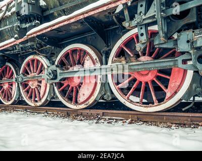 Gros plan avec les roues de train sur la chenille. Roues d'un train sur les voies ferrées. Banque D'Images