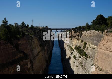 canal de corinthe avec le pont par une journée ensoleillée Banque D'Images