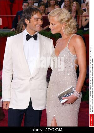 Charlize Theron et Stuart Townsend arrivent au 76e Annual Academy Awards le dimanche 29 février 2004 au Kodak Theatre de Los Angeles-CA. (Photo : Charlize Theron, Stuart Townsend) photo de Hahn-Khayat-Nebinger/ABACA Banque D'Images