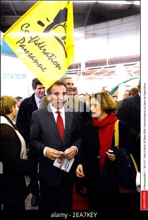 © Mousse/ABACA. 56656-7. Paris-France, 02 mars 2004. François Bayrou au salon de l'Agriculture. Banque D'Images