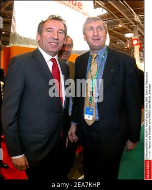 © Mousse/ABACA. 56656-5. Paris-France, 02 mars 2004. Salon de l'Agriculture. François Bayrou et le Président de la FNSEA Jean-Michel Lemepayer. Banque D'Images