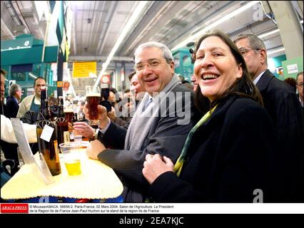 © Mousse/ABACA. 56656-2. Paris-France, 02 mars 2004. Salon de l'Agriculture. Le Président de la région Ile de France Jean-Paul Huchon sur le stand de la région Ile de France. Banque D'Images