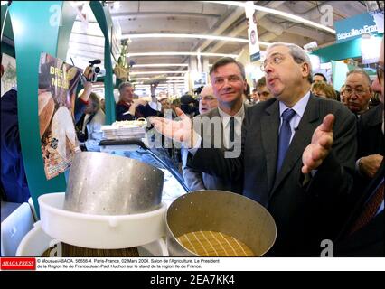 © Mousse/ABACA. 56656-4. Paris-France, 02 mars 2004. Salon de l'Agriculture. Le Président de la région Ile de France Jean-Paul Huchon sur le stand de la région Ile de France. Banque D'Images