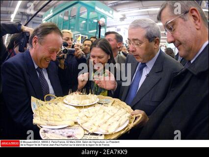 © Mousse/ABACA. 56656-3. Paris-France, 02 mars 2004. Salon de l'Agriculture. Le Président de la région Ile de France Jean-Paul Huchon sur le stand de la région Ile de France. Banque D'Images