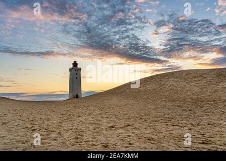 Phare sur une grande dune de sable en face de la mer Baltique à Jutland, Danemark Banque D'Images