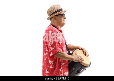 Homme adulte décontracté jouant des fûts de conga isolés sur fond blanc Banque D'Images