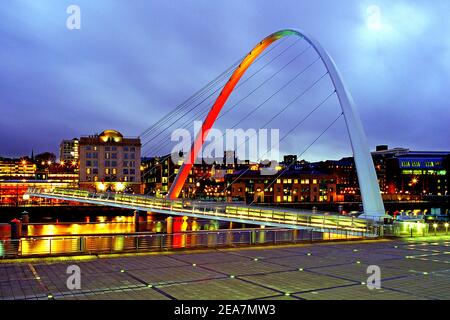 Millennium Bridge baigné dans Orange Light, Quayside, Gateshead on Tyne, Angleterre Banque D'Images