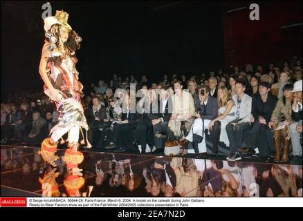 © Serge Arnal/ABACA. 56844-28. Paris-France, le 6 mars 2004. Un modèle sur la passerelle lors du spectacle de mode prêt-à-porter de John Galliano dans le cadre de la présentation des collections automne-hiver 2004/2005 à Paris. Banque D'Images