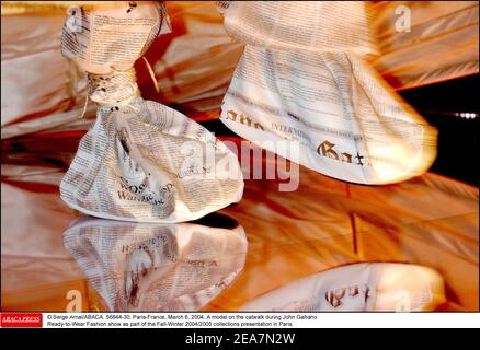 © Serge Arnal/ABACA. 56844-30. Paris-France, le 6 mars 2004. Un modèle sur la passerelle lors du spectacle de mode prêt-à-porter de John Galliano dans le cadre de la présentation des collections automne-hiver 2004/2005 à Paris. Banque D'Images