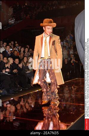 © Serge Arnal/ABACA. 56844-14. Paris-France, le 6 mars 2004. Le designer John Galliano sur la passerelle après son salon de mode prêt-à-porter dans le cadre de la présentation des collections automne-hiver 2004/2005 à Paris. Banque D'Images