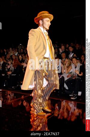 © Serge Arnal/ABACA. 56844-13. Paris-France, le 6 mars 2004. Le designer John Galliano sur la passerelle après son salon de mode prêt-à-porter dans le cadre de la présentation des collections automne-hiver 2004/2005 à Paris. Banque D'Images