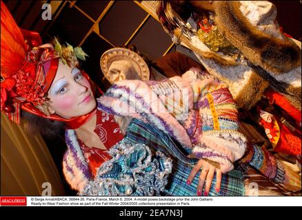 © Serge Arnal/ABACA. 56844-26. Paris-France, le 6 mars 2004. Un modèle pose des coulisses avant le John Galliano Ready-to-Wear Fashion show dans le cadre de la présentation des collections automne-hiver 2004/2005 à Paris. Banque D'Images