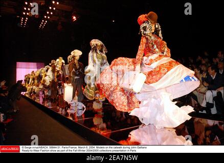 © Serge Arnal/ABACA. 56844-31. Paris-France, le 6 mars 2004. Modèles sur la passerelle pendant le spectacle de mode prêt-à-porter de John Galliano dans le cadre de la présentation des collections automne-hiver 2004/2005 à Paris. Banque D'Images