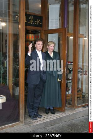 © Hounsfield-Guerin/ABACA. 56860-3. Paris-France, le 6 mars 2004. Sir Paul McCartney et sa femme Heather Mills quittent un restaurant chinois, rue Dauphine à Paris. Banque D'Images