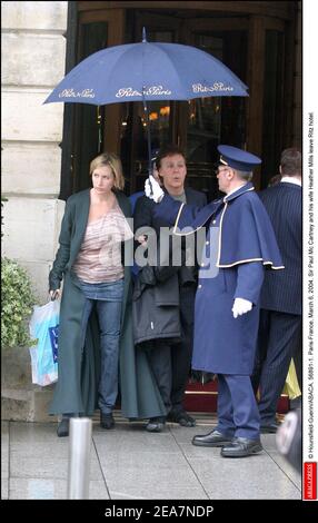 © Hounsfield-Guerin/ABACA. 56891-1. Paris-France, le 6 mars 2004. Sir Paul McCartney et sa femme Heather Mills quittent l'hôtel Ritz. Banque D'Images