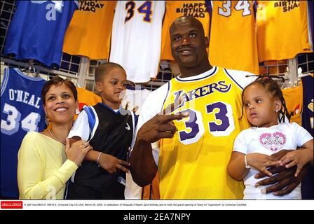 © Jeff Tran/ABACA. 56916-2. Universal City-CA-USA, 06 mars 2004. Pour célébrer le 32e anniversaire de Shaquille O'Neal et pour marquer l'ouverture officielle du supermagasin Team LA sur Universal CityWalk, Shaquille dévoile un panneau néon de 40 mètres de haut dans son allure portant son célèbre maillot Lakers numéro 34. Toutefois, Shaquille assiste à l'événement portant un maillot Lakers numéro 33 qui était autrefois porté par un joueur Lakers à la retraite, Kareem Abdul-Jabar. Banque D'Images