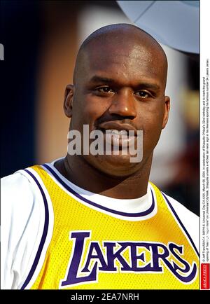Pour célébrer le 32e anniversaire de Shaquille O'Neal et pour marquer l'ouverture officielle du supermagasin Team LA sur Universal CityWalk, Shaquille dévoile un panneau néon de 40 pieds de haut dans son allure portant son célèbre maillot Lakers numéro 34. Toutefois, Shaquille assiste à l'événement portant un maillot Lakers numéro 33 qui était autrefois porté par un joueur Lakers à la retraite, Kareem Abdul-Jabar. (Photo : Shaquille O'neal) UNIVERSAL CITY, CA, SAMEDI 06 MARS 2004. Photo de Jeff Tran/ABACA Banque D'Images