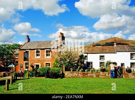 The Stag Inn et Dufton Pike, Dufton, Cumbria, Angleterre Banque D'Images