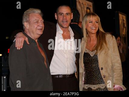 Jim Carrey et Rodney Dangerfield, membre du casting, assistent à la première mondiale de Eternal Sunshine of the Spotless Mind au Samuel Goldwyn Theatre de l'Académie des arts et des sciences de la scène. Los Angeles, le 9 mars 2004. (Photo : Jim Carrey, Rodney Dangerfield). Photo de Lionel Hahn/Abaca. Banque D'Images