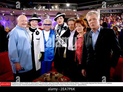 © Jean-Jacques Datacary/ABACA. 57039-19. Paris-France, 10 mars 2004. Jean-Pierre Coffe, Geneviève de Fontenay, Michou, une travestie, Michel Drucker, Anne Roumanoff et Bruno Masure pendant la gravure de l'émission télévisée ïVivement Dimanche : special Michou. Banque D'Images