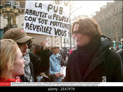 © Mousse/ABACA. 57036-6. Paris-France, 10 mars 2004. Manifestation de soutien devant le Tribunal de Grande instance de Paris en faveur des 62 personnes affectées par la RATP pour avoir dégrader les affiches publiques. Frédéric Beigbeder. Banque D'Images