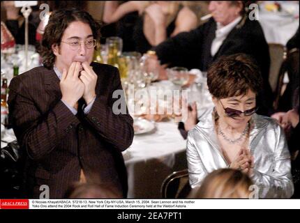 © Nicolas Khayat/ABACA. 57218-13. New York City-NY-USA, 15 mars 2004. Sean Lennon et sa mère Yoko Ono assistent à la cérémonie d'initiation du Rock and Roll Hall of Fame de 2004 qui s'est tenue au Waldorf Astoria. Banque D'Images