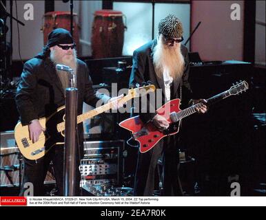 ZZ Top se produit en direct lors de la cérémonie d'initiation du Rock and Roll Hall of Fame 2004 qui s'est tenue au Waldorf Astoria à New York, le lundi 15 mars 2004. (Photo : ZZ Haut). Photo de Nicolas Khayat/ABACA. Banque D'Images