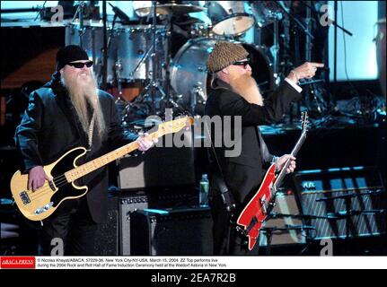 ZZ Top se produit en direct lors de la cérémonie d'initiation du Rock and Roll Hall of Fame 2004 qui s'est tenue au Waldorf Astoria à New York, le lundi 15 mars 2004. (Photo : ZZ Haut). Photo de Nicolas Khayat/ABACA. Banque D'Images