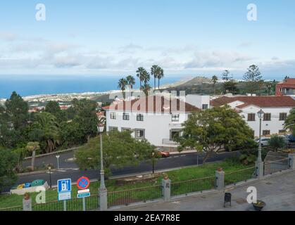 Firgas, Gran Canaria, îles Canaries, Espagne 13 décembre 2020: Vue de la vieille ville rues de Firgas vers l'océan Banque D'Images