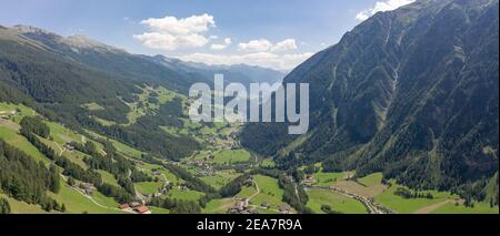 Tir de drone panoramique aérien du village de Helligenblutt dans la montagne Grossglockner vallée en Autriche Banque D'Images