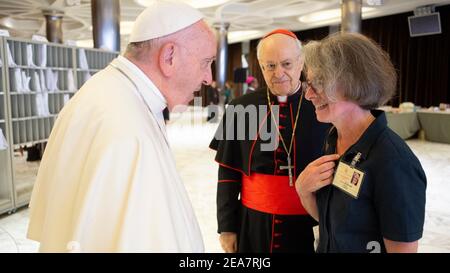 Rome, Italie. 16 octobre 2018. 16 octobre 2018 : le Pape François rencontre sœur Nathalie Becquart lors de la session de l'après-midi du Synode des Evêques sur le thème «les jeunes, la foi et le discernement professionnel» à la Nouvelle salle du Synode au Vatican. USAGE ÉDITORIAL UNIQUEMENT. NE PAS VENDRE POUR DES CAMPAGNES DE MARKETING OU DE PUBLICITÉ. Crédit : Agence photo indépendante/Alamy Live News Banque D'Images