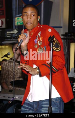 Pharrell Williams de NERD se produit en direct lors d'une présentation en magasin au FYE à New York, le mardi 23 mars 2004. (Photo : Pharrell Williams, NERD). Photo de Nicolas Khayat/ABACA. Banque D'Images