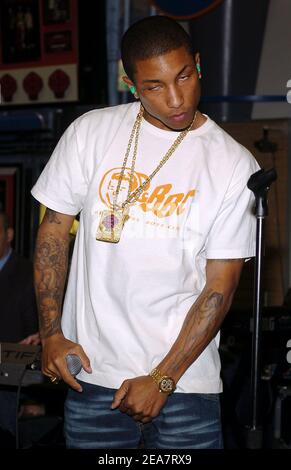 Pharrell Williams de NERD se produit en direct lors d'une présentation en magasin au FYE à New York, le mardi 23 mars 2004. (Photo : Pharrell Williams, NERD). Photo de Nicolas Khayat/ABACA. Banque D'Images