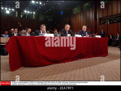 © Olivier Douliery/ABACA. 57597-18. Washington-DC-USA, 23 mars 2004. Le Secrétaire à la défense, Donald Rumsfeld, témoigne devant la commission de 9-11 de la formulation et de la conduite de la politique américaine de lutte contre le terrorisme Banque D'Images